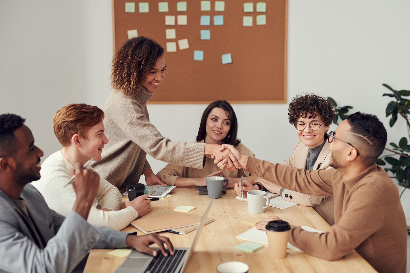 Equipo de Kronoz colaborando en reunión
